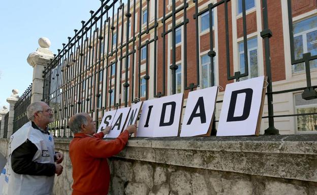 Instante de una concentración para reinvidicar la defensa de la sanidad pública./Leticia Pérez