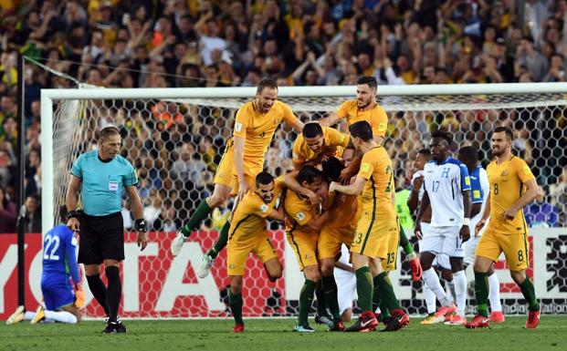 Los jugadores de Australia celebran uno de los goles. /Afp
