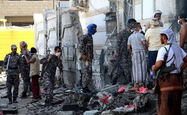 Soldados yemeníes inspeccionan el escenario en el que se ha perpetrado un atentado suicida. /Efe