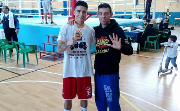 Antonio Barrul, junto a su padre Vicente, posa con la medalla de campeón nacional./
