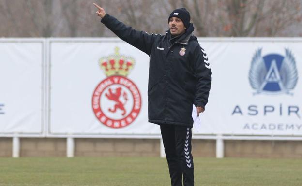 De La Barrera, durante el entrenamiento de este sábado./CyDL
