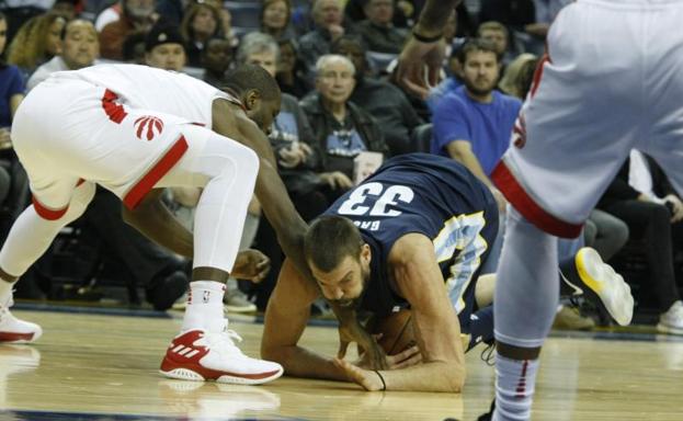 Serge Ibaka disputa un balón a Marc Gasol./Efe