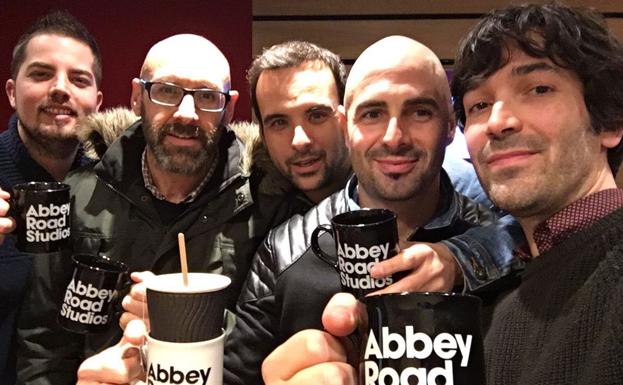 La banda con las tazas de Abbey Road.