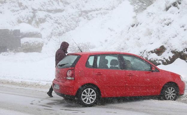 Imagen de un vehículo tras sufrir un accidente por la nieve en Pajares./