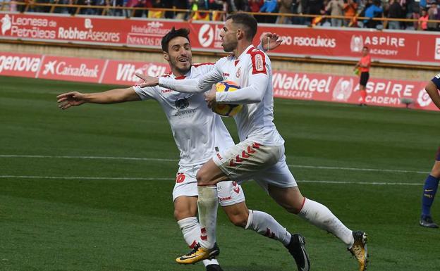Rodri e Iza celebran un gol./Peio García