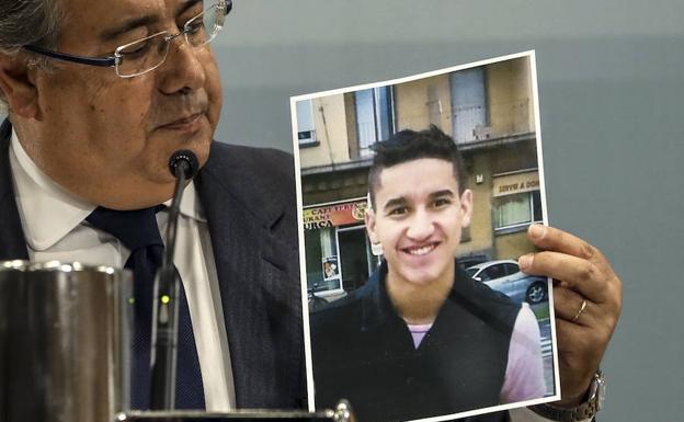 Juan Ignacio Zoido, ministro del Interior, en rueda de prensa con una foto del presunto autor del ataque yihadista de Las Ramblas Younes Abouyaaqoub. /J. J. Guillén (Efe)