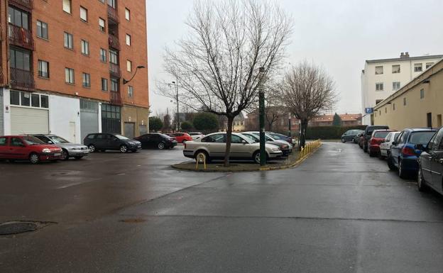 Aparcamiento que se ampliará en la calle Luceros./