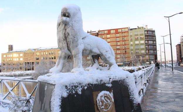Imagen de nieve sobre uno de los leones del puente./