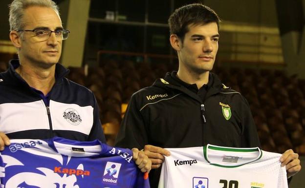 Rafa Guijosa y el segundo entrenador de Anaitasuna./