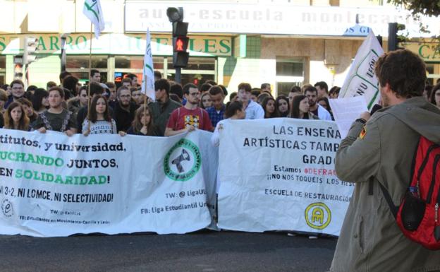 El profesorado interino se concentra este martes para pedir oposiciones «sin pruebas eliminatorias»