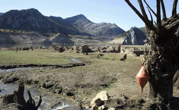 Lecho seco del embalse de los Barrios de Luna/Miriam Chacón