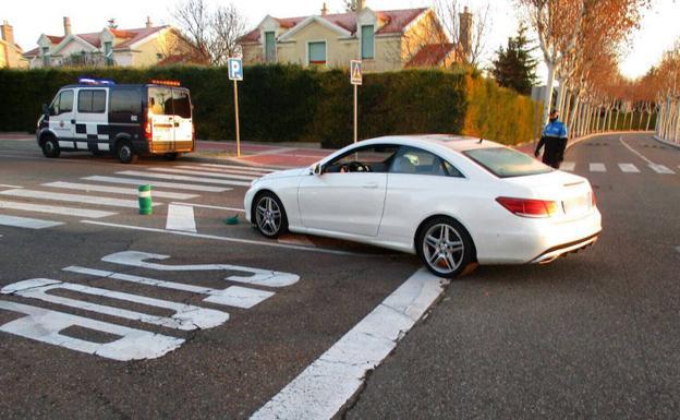 El coche, tras romper tres bolardos, en Fuente Berrocal. /@policiavll