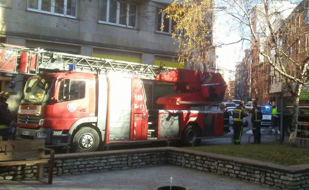 Bomberos junto al edificio en el que tuvieron lugar los desprendimientos./