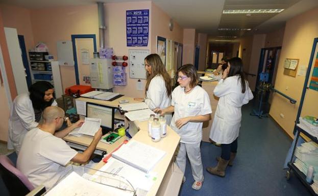 Personal sanitario en un hospital./