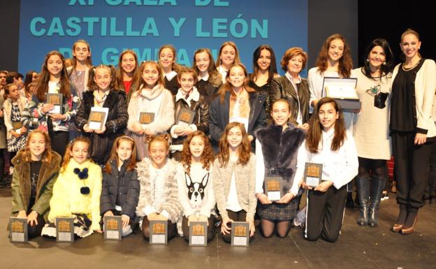 Las integrantes del Ritmo, con sus premios./