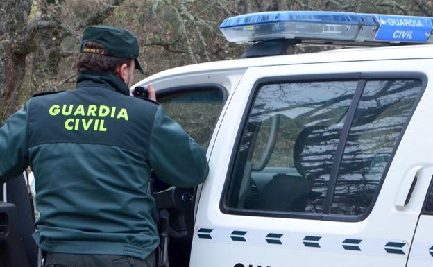 Un agente de la Guardia Civil, en una imagen de archivo. /