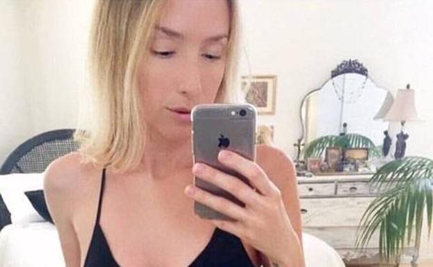 La mujer que es también su propia hermana gemela