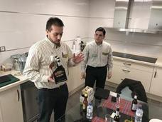 El equipo de prescripción de Mercadona muestra una nueva cerveza. /J.S.T.