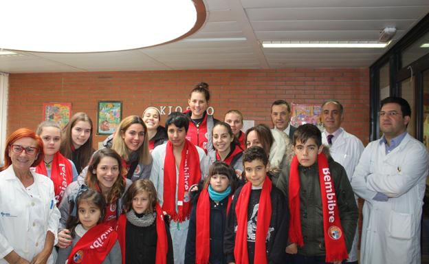Las jugadoras del Embutidos Pajariel Bembibre durante su visita al hospital./