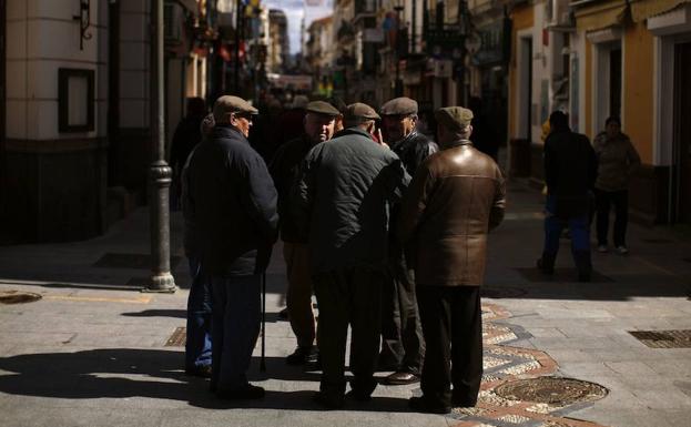 Varios pensionistas charlan en una calle de Ronda (Málaga)./Jon Nazca (Reuters)