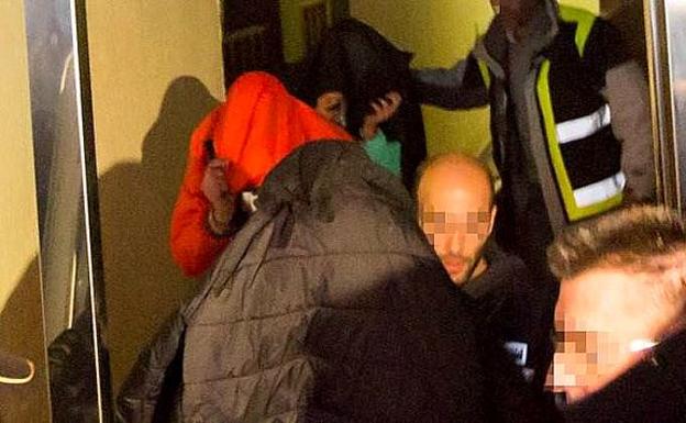 Imagen de los jugadores a la salida del registro de su vivienda./Efe