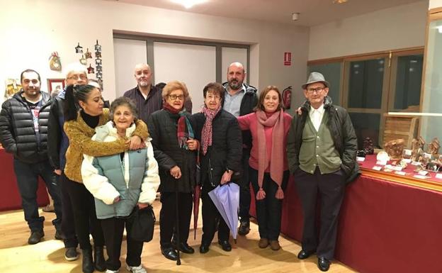 Taxistas de León llevan a los mayores de la Residencia ‘Virgen del Camino’ a visitar la iluminación navideña y los belenes