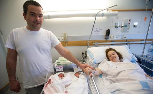 Daniela y Santiago, mellizos, son los primeros bebés abulenses de 2018.