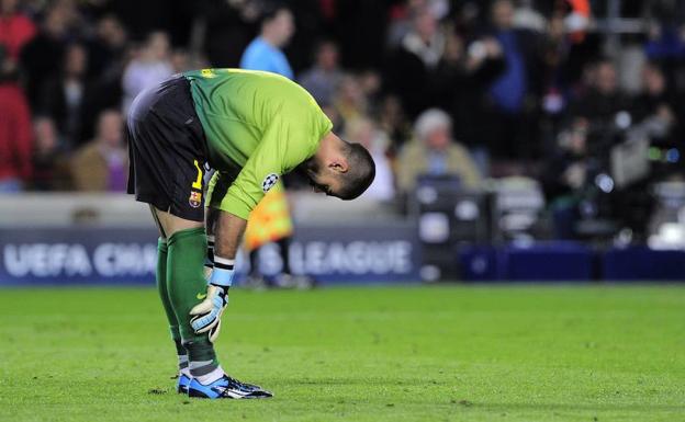 Víctor Valdés, en un partido con el Barcelona./Afp