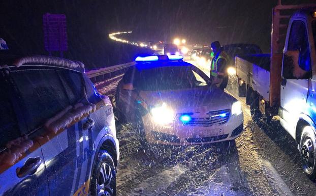 Las máquinas quitanieves y los Servicios de Emergencia trabajan en la zona para restablecer el tráfico./@Gserrano_DGT
