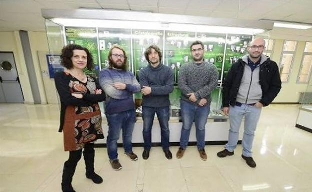 Los miembros del proyecto, Montserrat Jiménez, Daniel Ballesteros, Diego Álvarez, Adrián Álvarez y Pablo Valenzuela en la facultad de Geología de la Universidad de Oviedo./Hugo Álvarez