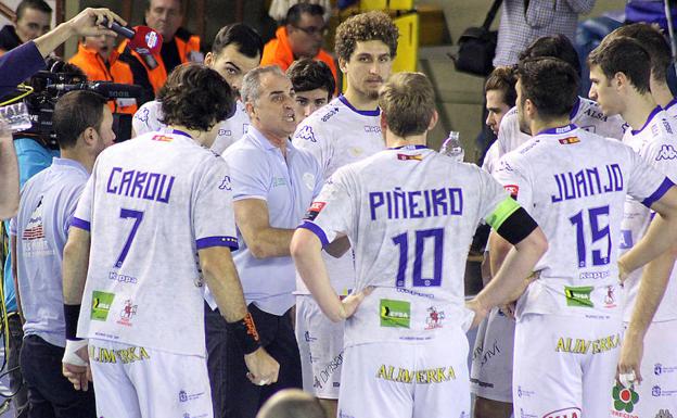 Rafa Guijosa arenga a sus jugadores./Peio García