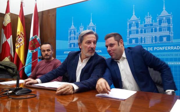 Los concejales de CB, Pedro Muñoz e Iván Alonso, conversan instantes previos a su comparecencia. /C. Ramos