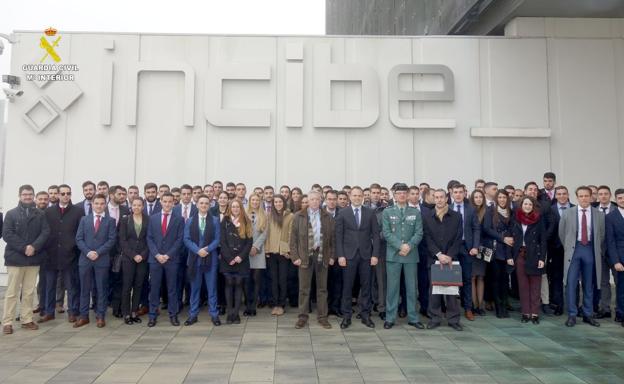 Foto de familia a la conclusión de la visita./