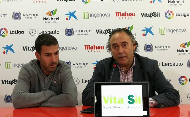 Julen Colinas, junto a Felipe Llamazares, durante la improvisada rueda de prensa.