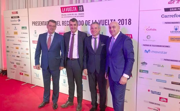 El alcalde de Sabero, Francisco García, el director de la Vuelta, Javier Guillén, el alcalde de Cistierna, Nicanor Sen, y Ángel García Colín, en la presentación de la Vuelta./