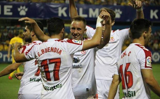 Emi Buendía y Yelko Pino celebran un gol./