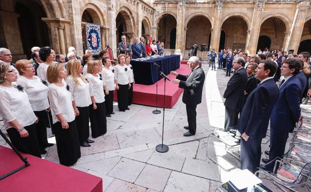 Un coro interpreta el himno de León./