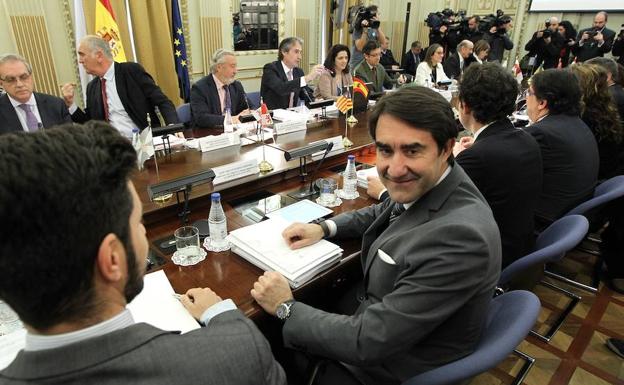 El consejero de Fomento y Medio Ambiente, Juan Carlos Suárez Quiñones, asiste a la Conferencia Sectorial de Vivienda, Urbanismo y Suelo./Juan Lázaro