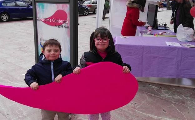 Dos pequeños participan en la jornada informativa sobre el Síndrome de Down. /