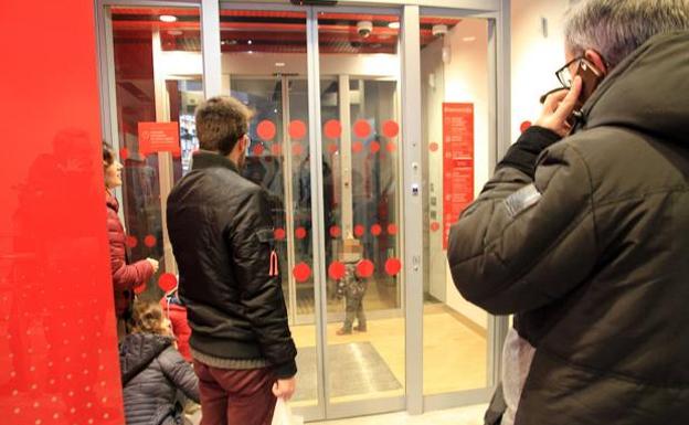 Familiares esperan en el exterior del cajero. /Antonio Tanarro