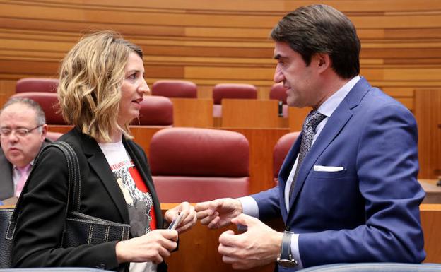 Quiñones conversa con la consejera de Familia, Alicia García./Leticia Pérez
