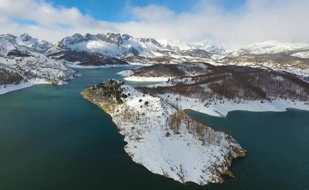 El embalse del Porma, visto desde el aire. /