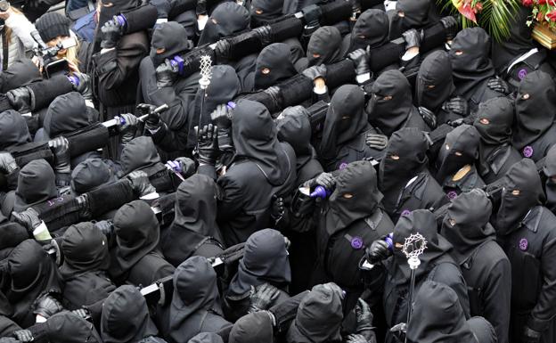 Varios cofrades, durante el acto del Encuentro./