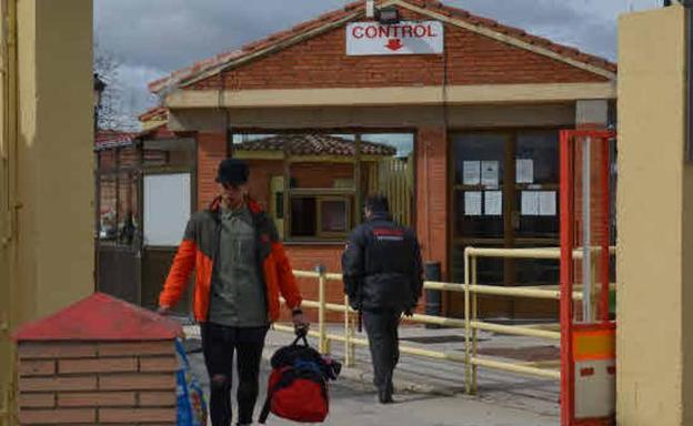 El jugador leonés 'Viti' saliendo de prisión tras pagar la fianza./
