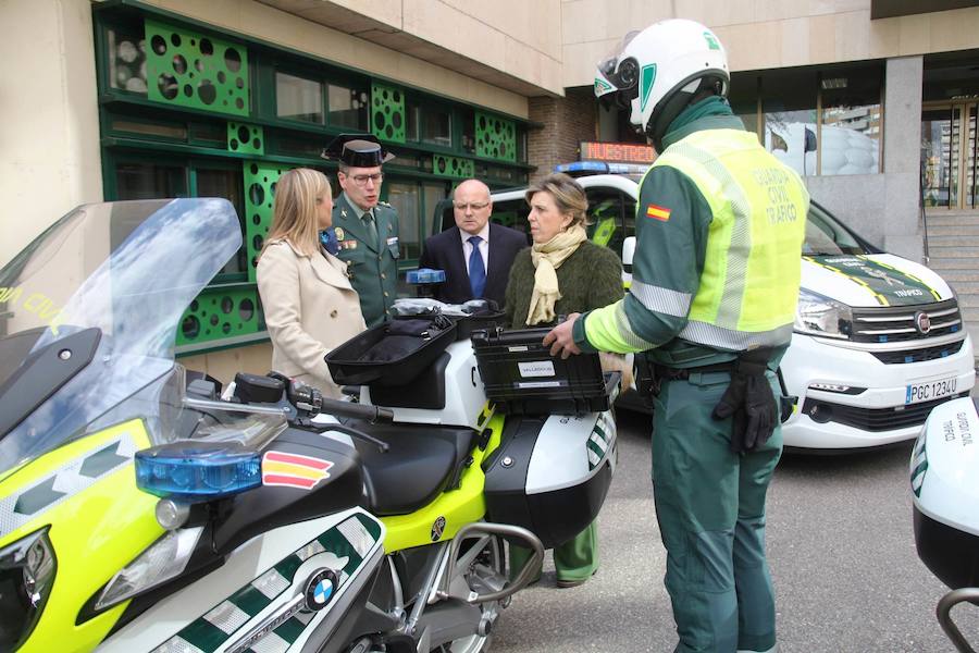 María José Salgueiro, con vehículos de la Guardia Civil. /