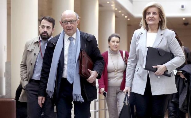 Los ministros de Hacienda, Cristóbal Montoro (2i) y Empleo, Fátima Báñez, durante el pleno celebrado esta tarde en el Senado. /Kiko Huesca (Efe)