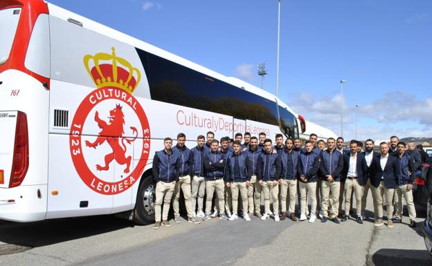 La plantilla de la Cultural, junto a su nuevo autobús, rumbo a Albacete./
