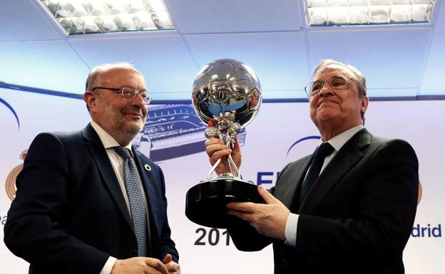 Florentino Pérez posa con el trofeo. /Efe