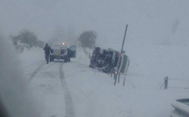 Vehículo volcado en Puebla de Lillo. /