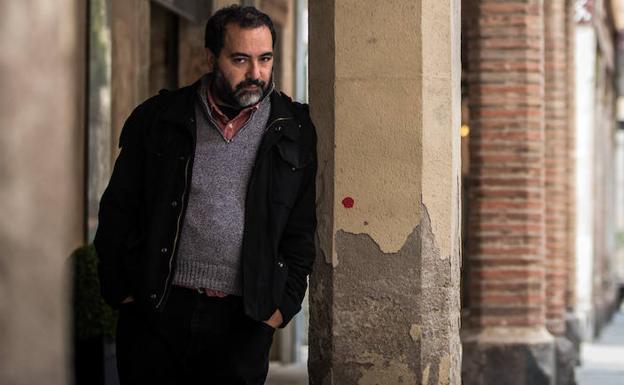 Rafael Gumucio posa tras una entrevista. /Enric Fontcuberta (Efe)